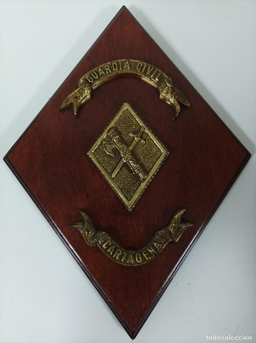Militaria: ANTIGUA METOPA GUARDIA CIVIL. Guardia Civil de Cartagena. Bronce sobre madera.