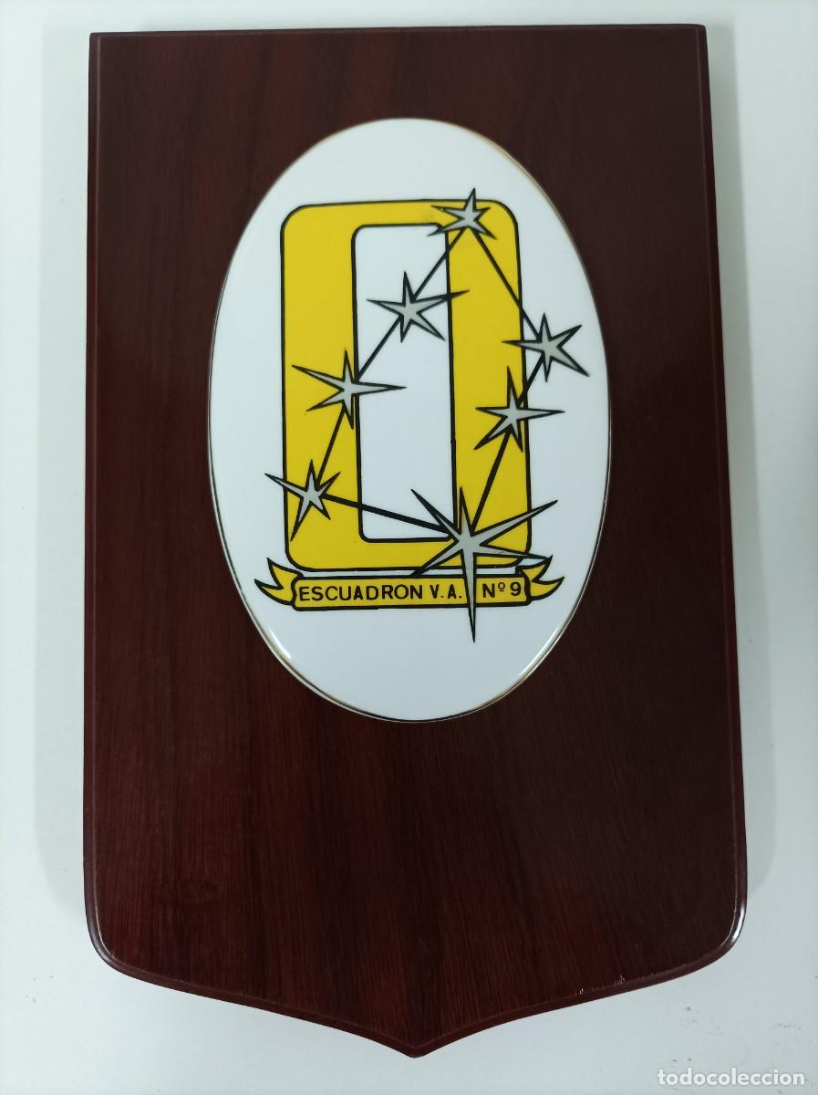 Militaria: Metopa de madera y ovalo ceramico con escudo; Escuadr&oacute;n de Vigilancia A&eacute;rea n&ordm; 9 de Motril, Granada