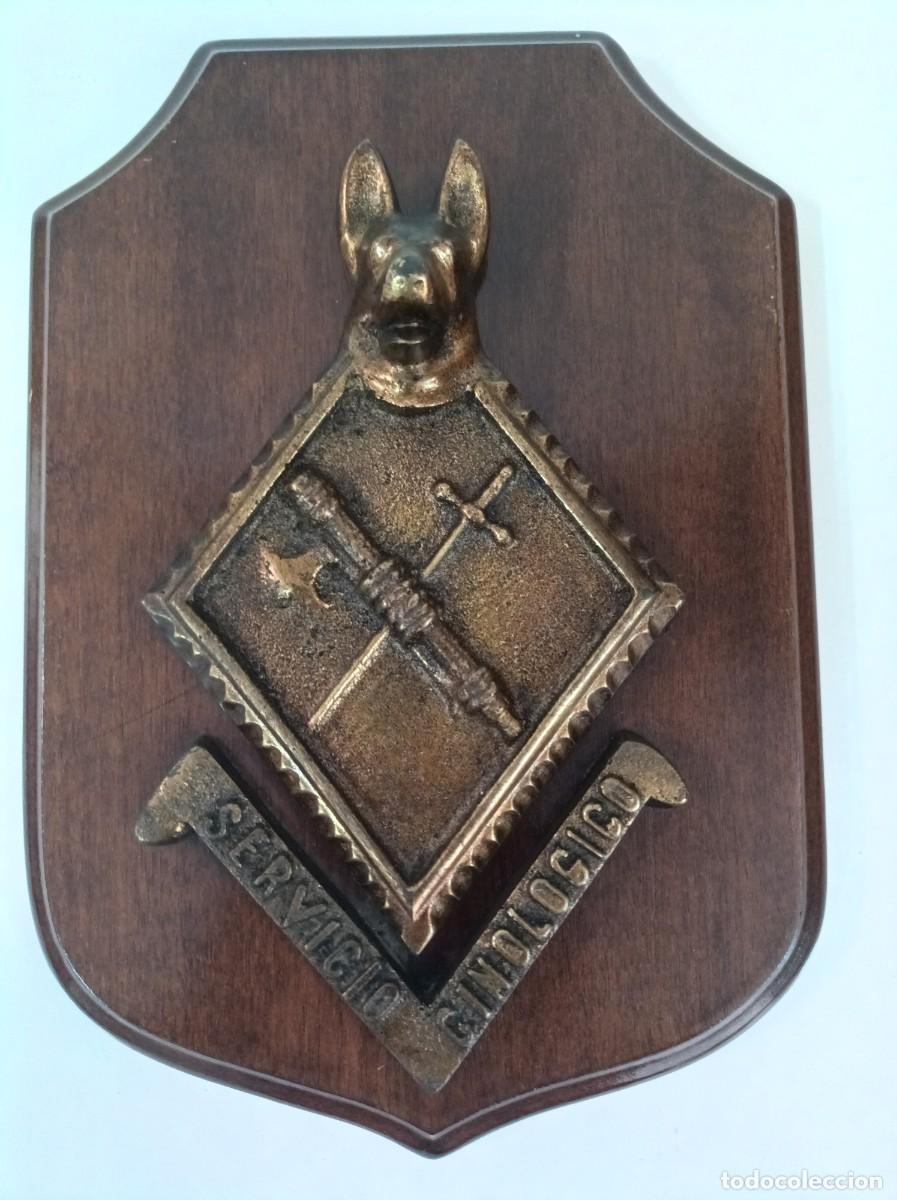 Militaria: ANTIGUA METOPA GUARDIA CIVIL. SERVICIO CINOL&Oacute;GICO. Bronce sobre madera.