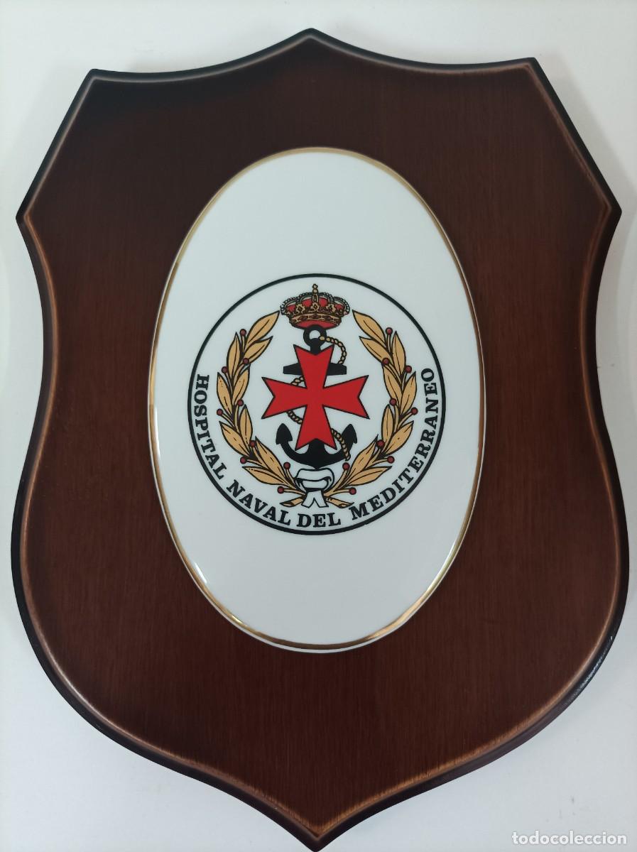Militaria: Metopa de madera y ovalo ceramico con escudo; HOSPITAL NAVAL DEL MEDITERRANEO - CARTAGENA