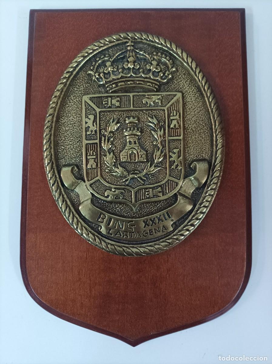 Militaria: Metopa militar. BING XXXII - Batall&oacute;n Mixto de Ingenieros XXXII Cartagena. Bronce sobre madera.
