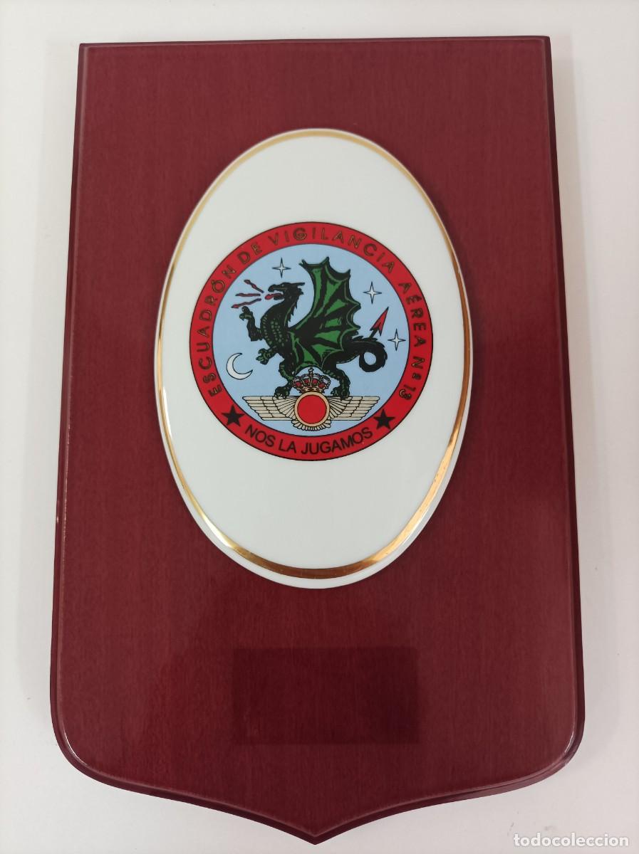 Militaria: Metopa de madera y ovalo ceramico con escudo; Escuadr&oacute;n de Vigilancia A&eacute;rea n&ordm;13 (EVA 13) Murcia.