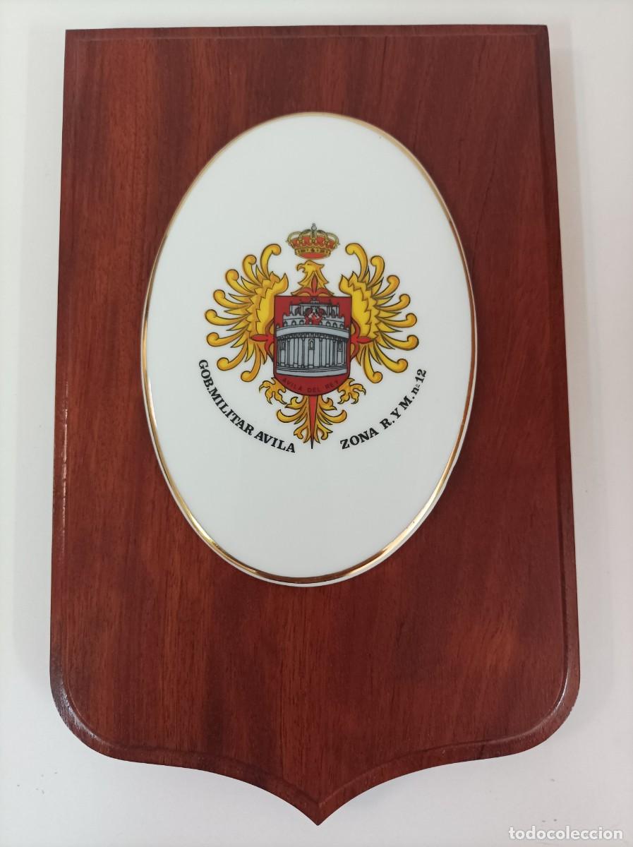 Militaria: Metopa de madera y ovalo ceramico con escudo; Gobierno Militar &Aacute;vila - Zona R. Y M n&ordm; 12.