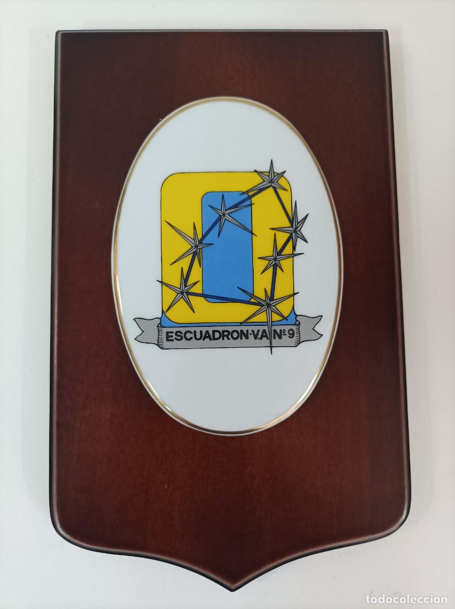 Militaria: Metopa de madera y ovalo ceramico con escudo; Escuadr&oacute;n de Vigilancia A&eacute;rea n&ordm; 9 de Motril, Granada