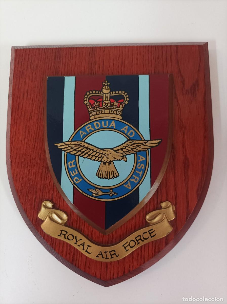Militaria: METOPA. Real Fuerza A&eacute;rea (Reino Unido) ROYAL AIR FORCE (R.A.F). Resina coloreada sobre madera.