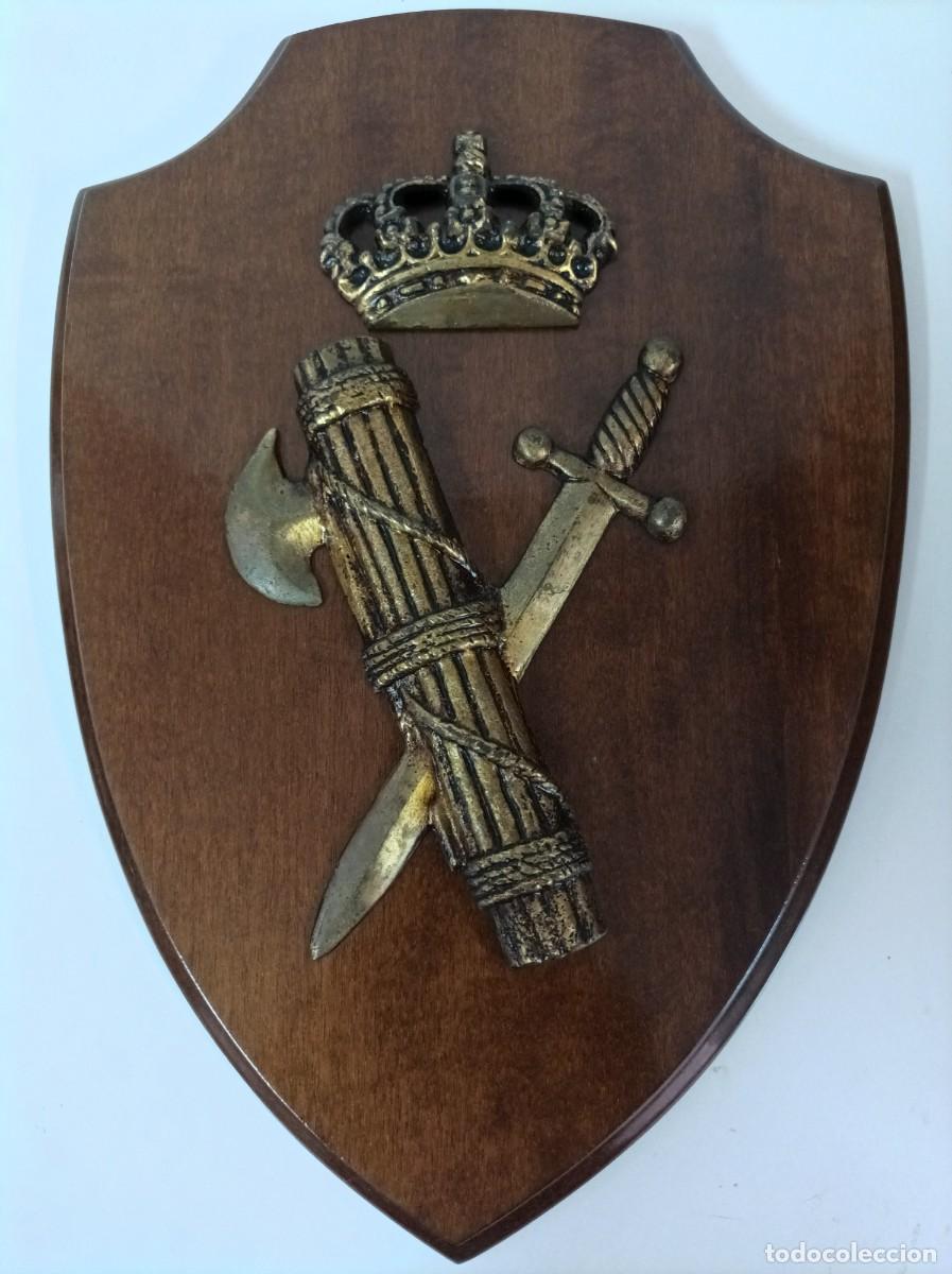 Military Antiques: ANTIGUA METOPA. Emblema de la Guardia Civil. Bronce sobre madera. Medidas 34x23.5cmt.
