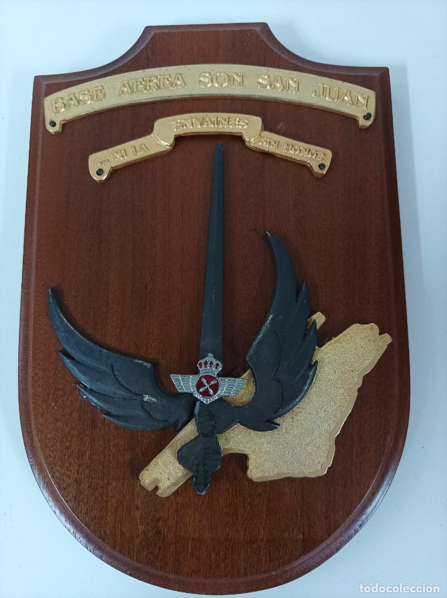 Militaria: METOPA MILITAR. BASE AEREA SON SAN JUAN. Metal esmaltado sobre madera.