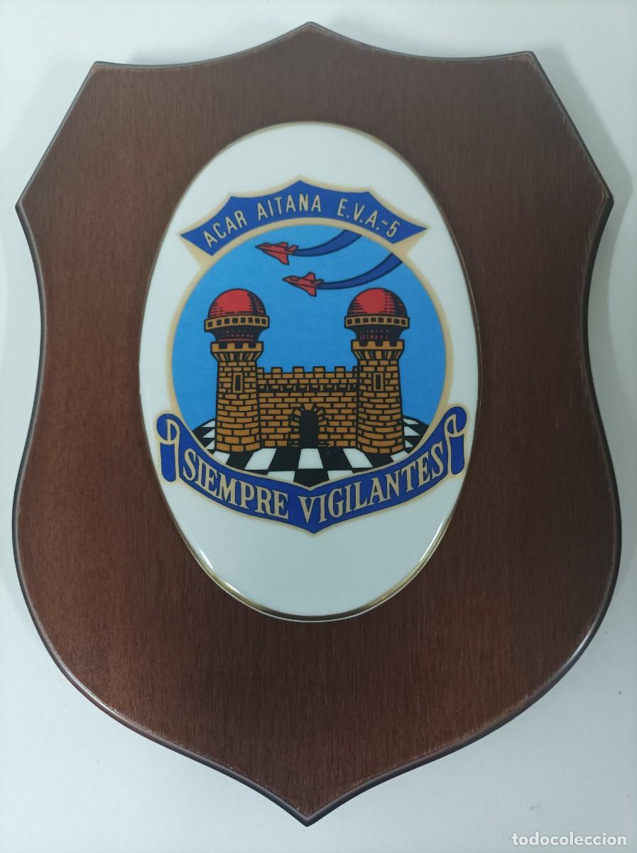 Military Antiques: Metopa de madera y ovalo ceramico con escudo; ACAR AITANA EVA 5 - Siempre Vigilante.