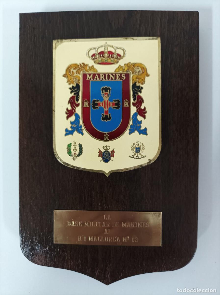 Military Antiques: Metopa con dedicatoria. &rdquo;Base militar de Marines al R. I. Mallorca n&ordm; 13&rdquo;. Metal esmaltado sobre mad