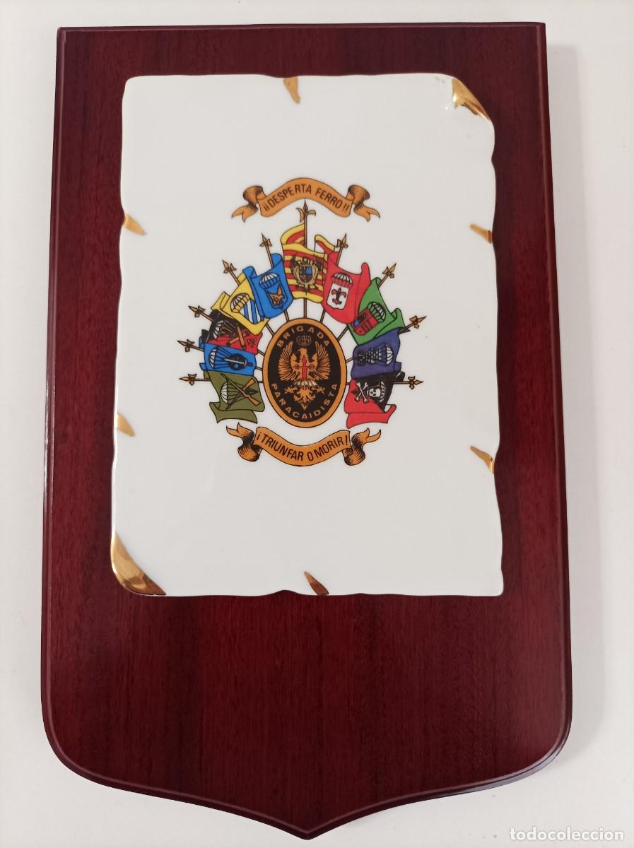 Military Antiques: Metopa ceramica - BRIGADA PARACAIDISTA. Madera con escudo serigrafiado en cartela ceramica.