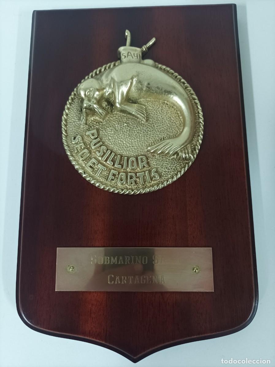 Military Antiques: METOPA NAVAL. Submarino de asalto - Foca I (SA-41) - Cartagena. Bronce sobre madera. Medidas 28x17,5