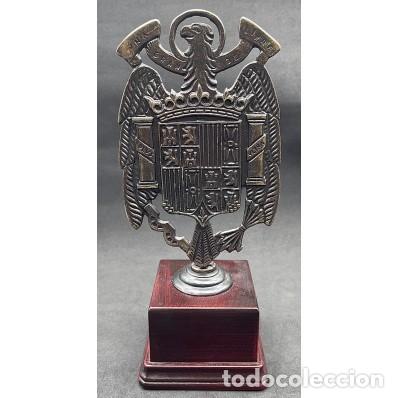 Militaria: Decoraci&oacute;n de Mesa Escudo Espa&ntilde;ol Hist&oacute;rico Franquista &ndash; 23 cm &ndash; Base de Madera