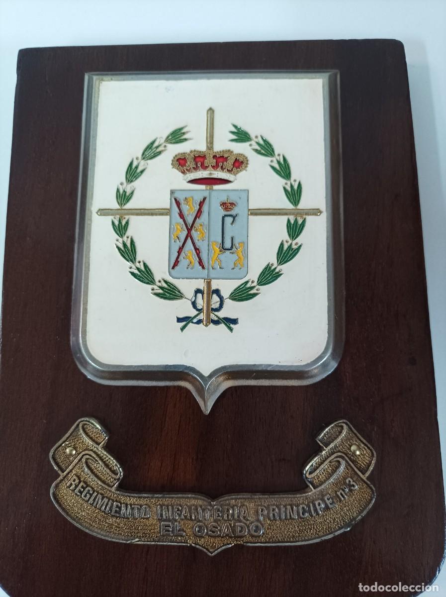 Militaria: Metopa militar. REGIMIENTO INFANTERIA PRINCIPE N&ordm;3 - EL OSADO. Metal esmaltado sobre madera.