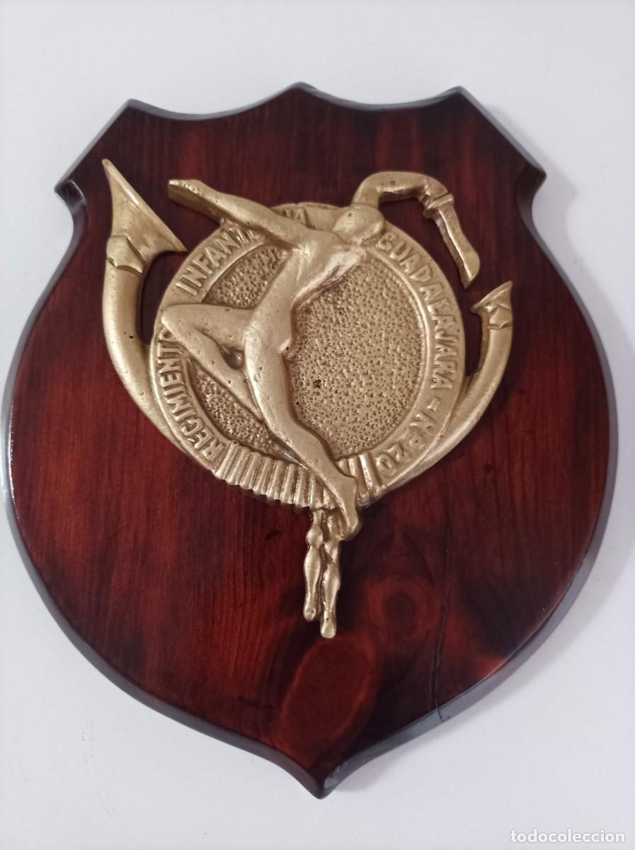 Militaria: Metopa militar. REGIMIENTO INFANTERIA GUADALAJARA N&ordm; 20. Bronce sobre madera.
