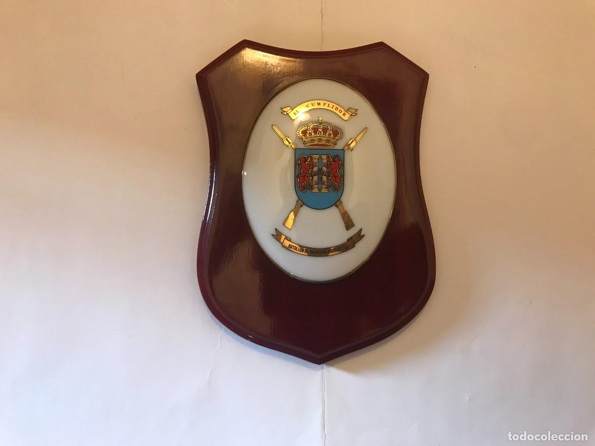 Militaria: METOPA placa escudo militar madera circulo porcelana EL CUMPLIDOR batallon infanteria badajoz 1/62