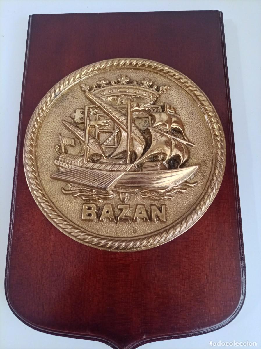 Militaria: Metopa naval. Empresa Nacional BAZAN de Construcciones Navales Militares, S. A. Bronce sobre madera
