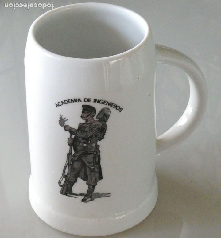 Militaria: JARRA MILITAR DE CER&Aacute;MICA. ACADEMIA DE INGENIEROS. SOLDADO ZAPADOR 13CM. 410GR