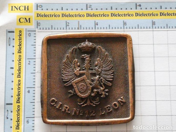 Military Antiques: PLACA DE METAL MILITAR. CIR N&ordm; 12 LE&Oacute;N. CENTRO INSTRUCCI&Oacute;N RECLUTAS. 50GR