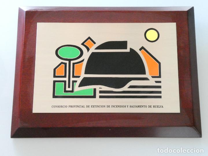 Militaria: METOPA DEL CONSORCIO DE EXTINCI&Oacute;N DE INCENCIOS Y SALVAMENTO DE HUELVA. BOMBEROS RETENES. 25CM. 660GR