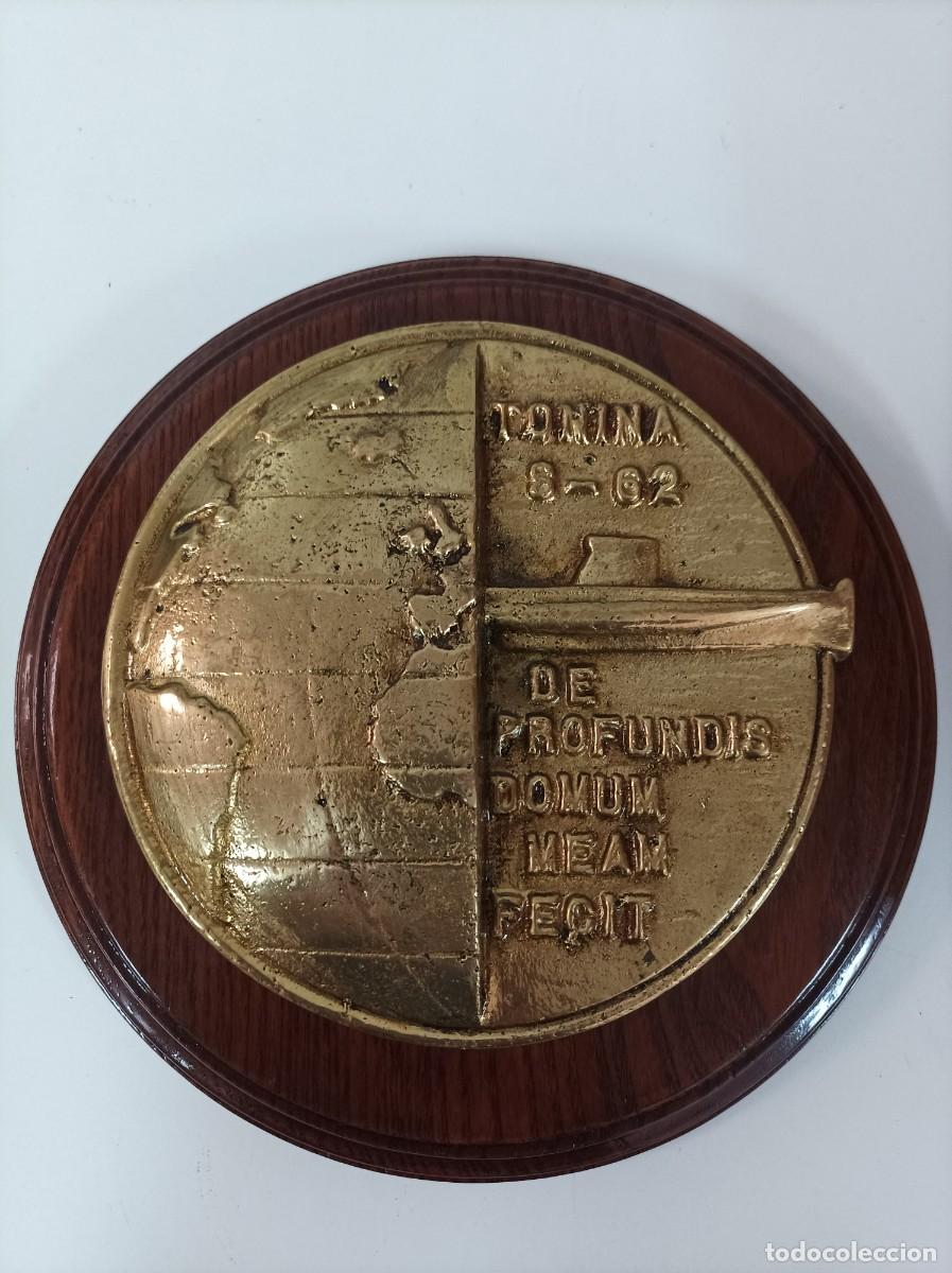 Militaria: Metopa naval. SUBMARINO TONINA S-62. Bronce sobre madera. Medidas 21,5cmt de diametro. Repasada