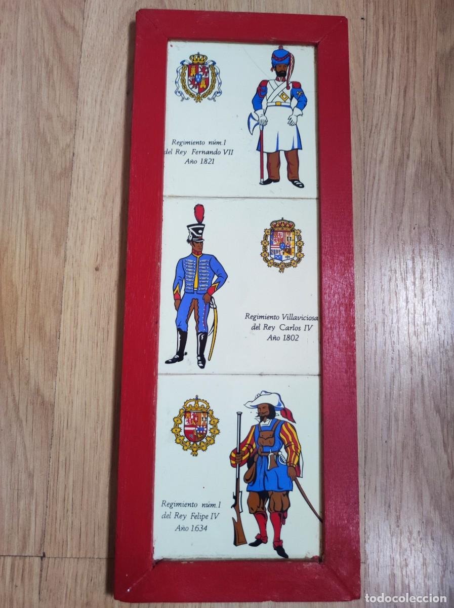 Military Antiques: ANTIGUO CUADRO CON TRES PEQUE&Ntilde;OS AZULEJOS CON UNIFORMES Y ESCUDOS EJERCITO ESPA&Ntilde;OL