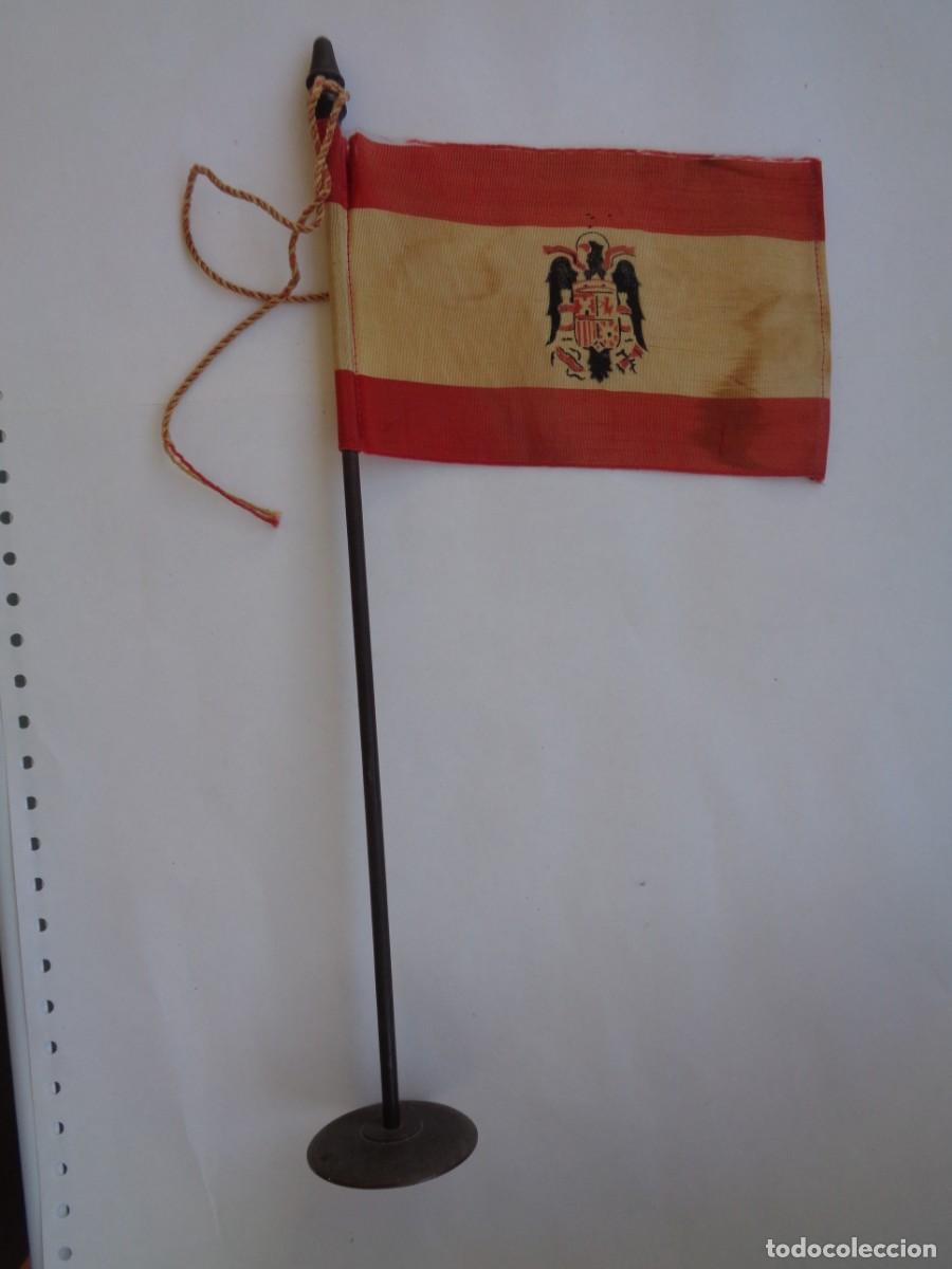 Military Antiques: ANTIGUA BANDERITA DE MESA NACIONAL CON AGUILA DE SAN JUAN, EPOCA DE FRANCO