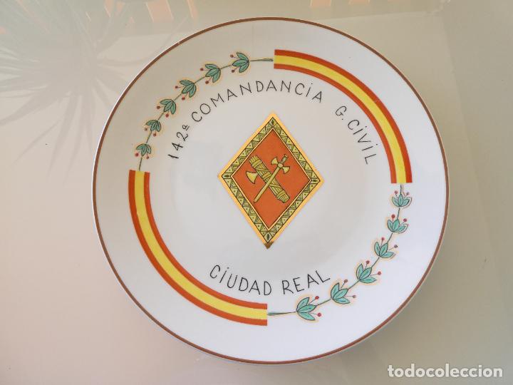 Militaria: PLATO DE CER&Aacute;MICA DE LA GUARDIA CIVIL 142 COMANDANCIA DE CIUDAD REAL. 25CM. 560GR