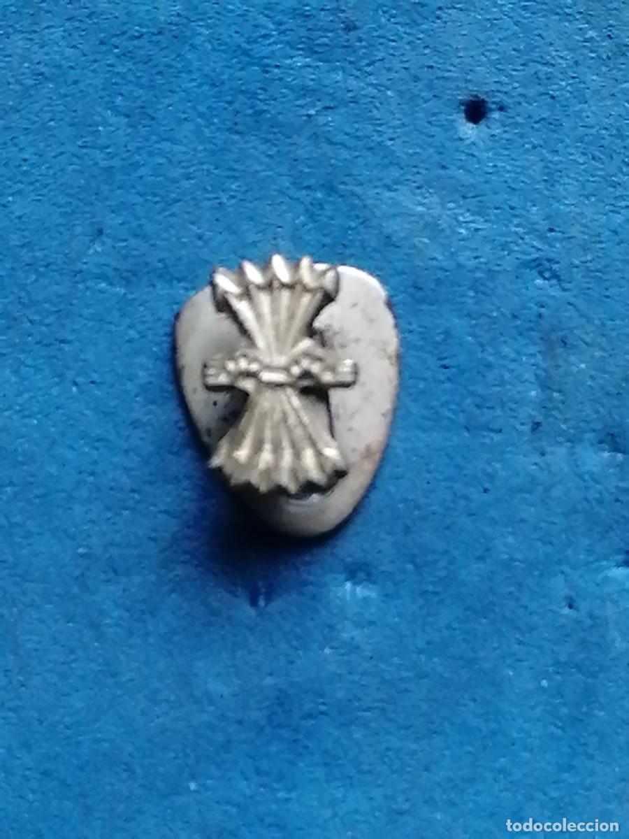 Militaria: Insignia de solapa Yugo y Flechas Falange, plateada