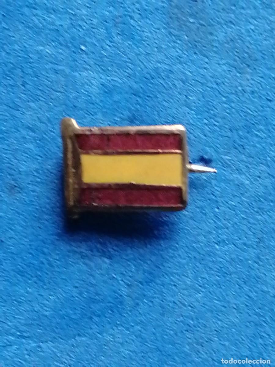 Militaria: Insignia de solapa bandera de Espa&ntilde;a