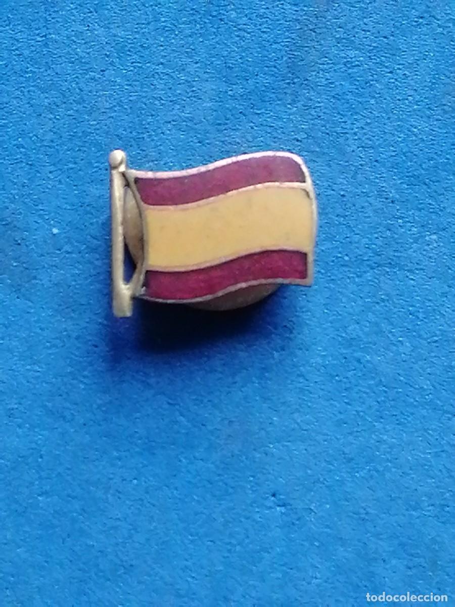 Militaria: Insignia de solapa bandera de Espa&ntilde;a