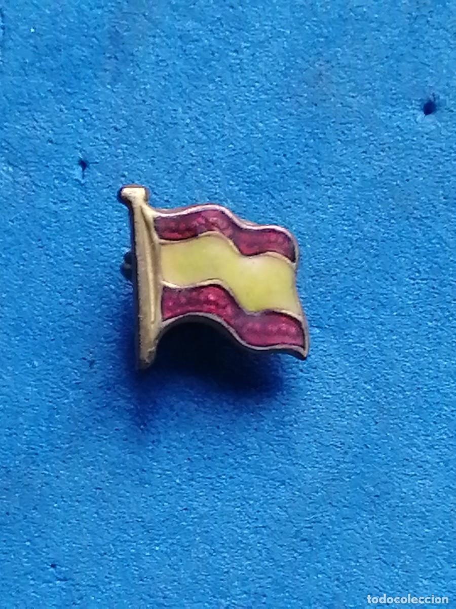 Militaria: Insignia de solapa bandera de Espa&ntilde;a