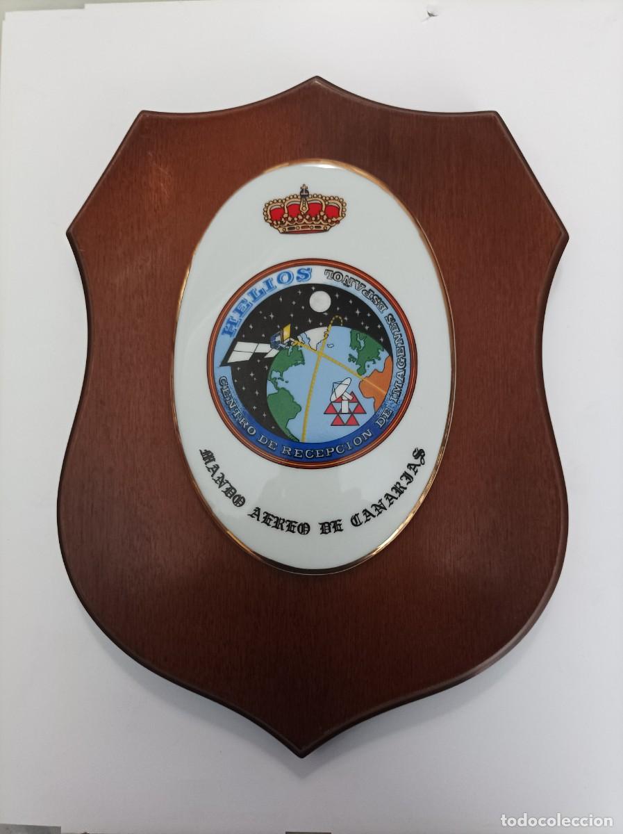 Militaria: Metopa Ejercito del Aire. MANDO AEREO DE CANARIAS. Madera y ovalo ceramico.