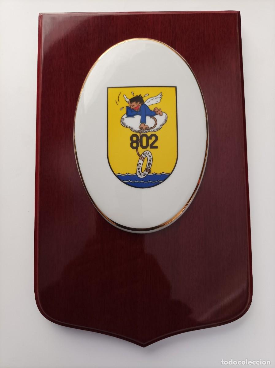 Militaria: Metopa Ejercito del Aire. ESCUADR&Oacute;N 802. SALVAMENTO CANARIAS. Madera y ovalo ceramico.