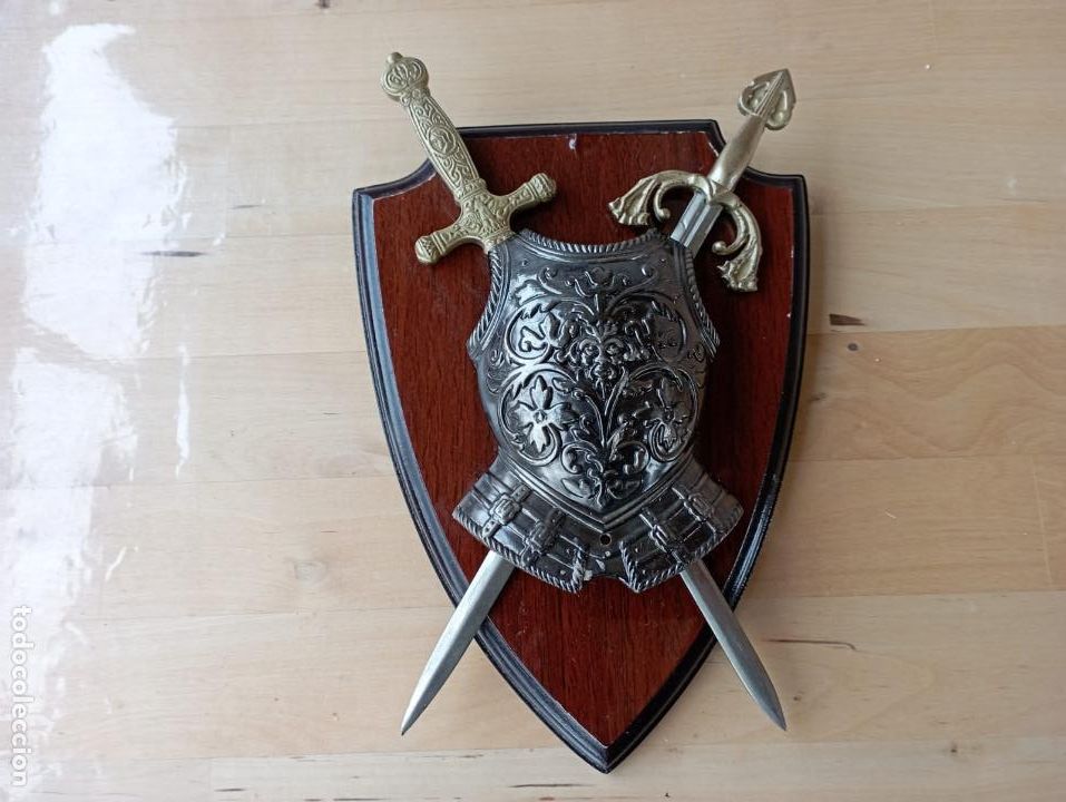 Militaria: PANOPLIA CON ESCUDO Y ESPADAS.
