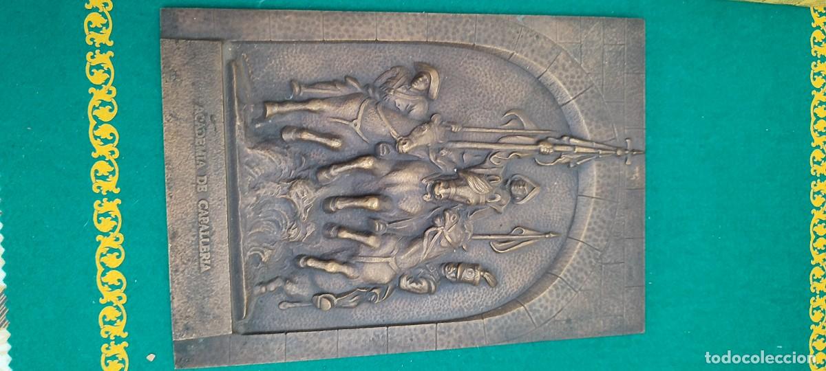 Militaria: Placa bronce metal academia caballer&iacute;a militar guerra