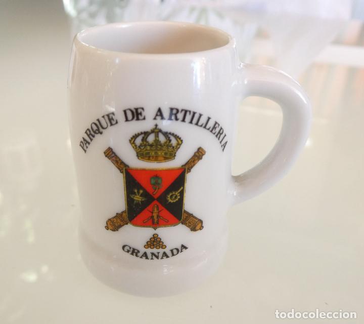 Militaria: JARRA DE CER&Aacute;MICA MILITAR. PARQUE DE ARTILLER&Iacute;A DE GRANADA. 5CM. 40GR