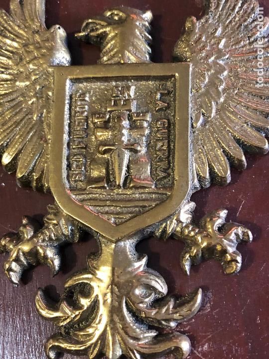 Militaria: EMBLEMA EN BRONCE DE BRIGADA DE INFANTERIA MOTORIZADA XXI SOBRE MADERA