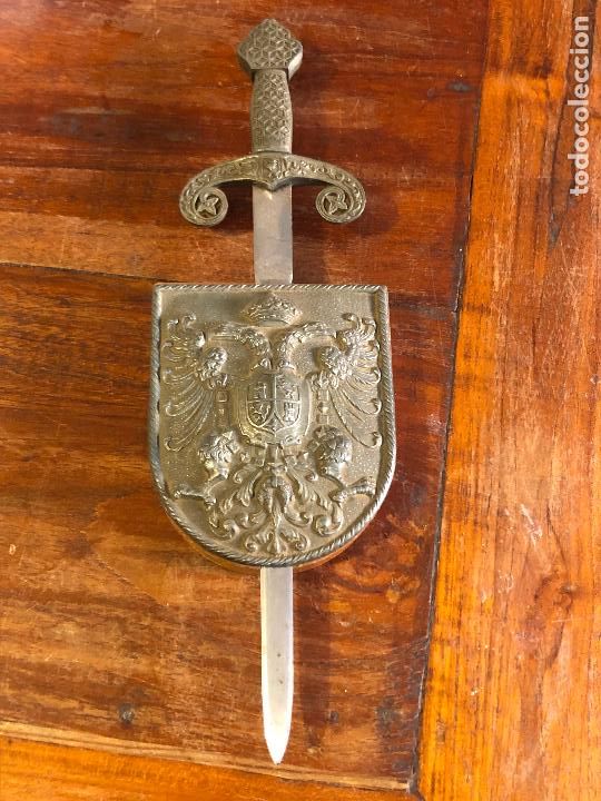 Militaria: PEQUE&Ntilde;A ESPEDA SOBRE ESCUDO HERALDICO, ABRECARTAS 24 CM LARGO