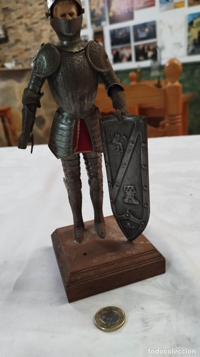 Militaria: Replica de caballero conarmadura medieval con escudo de Castilla y Le&oacute;n .