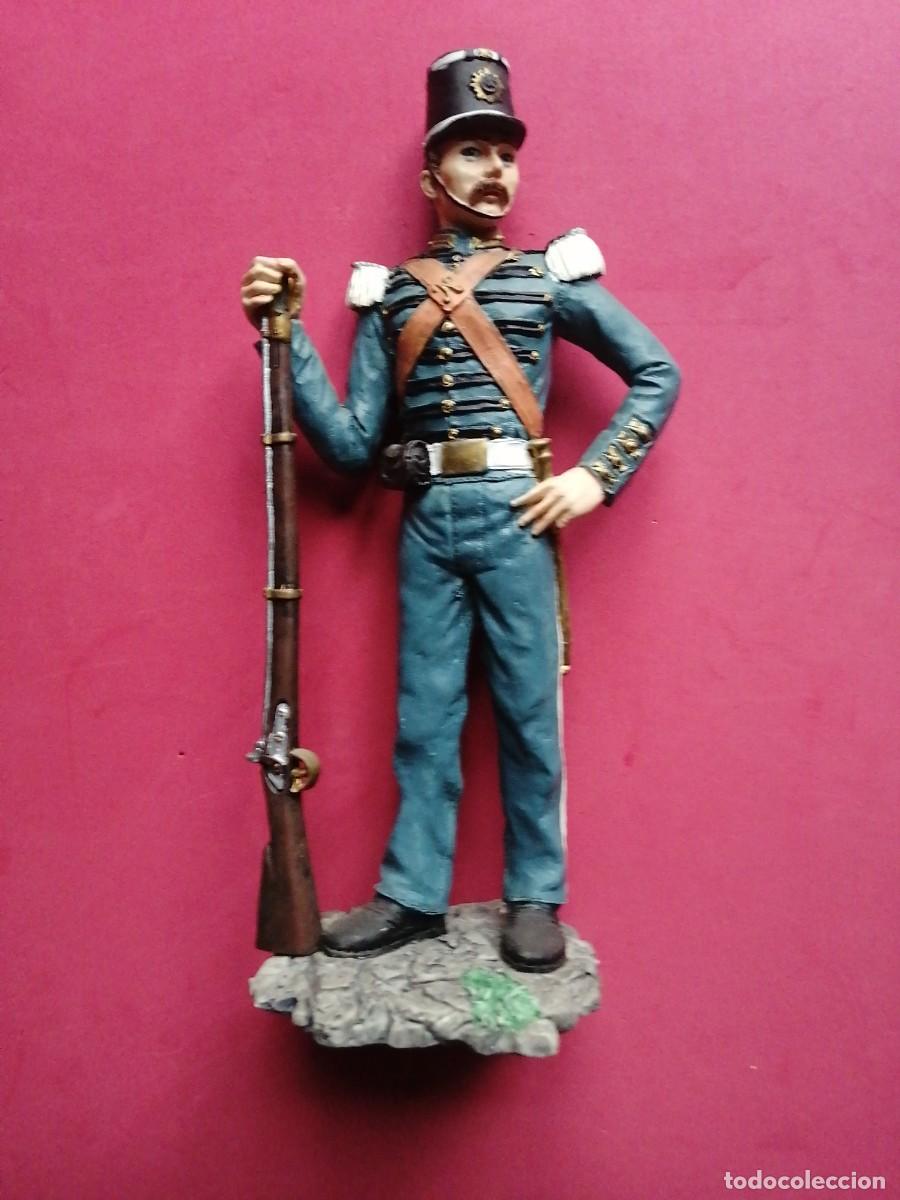 Military Antiques: Soldado de resina, 21cm.