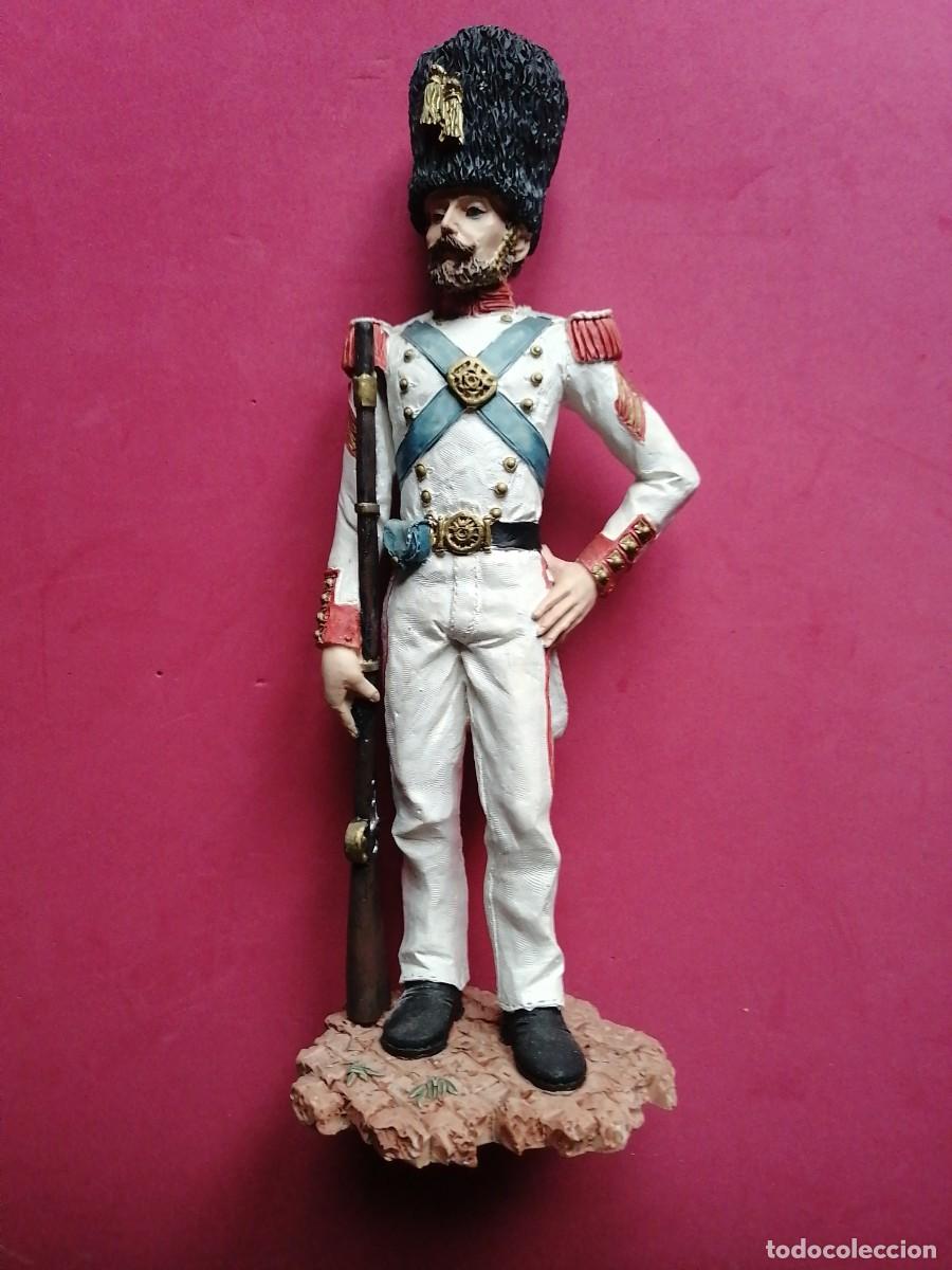 Militaria: Soldado de resina, 23cm.