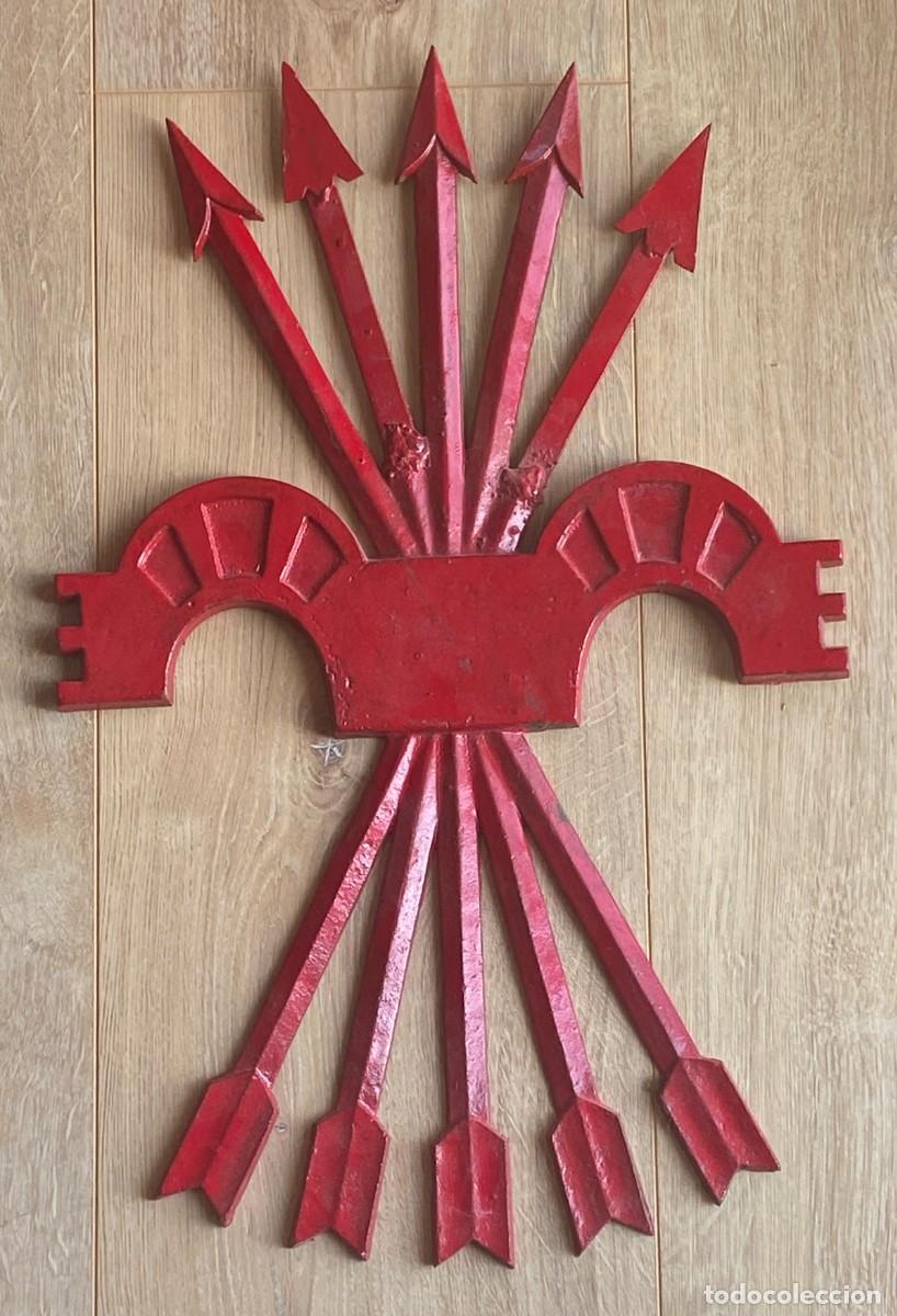 Military Antiques: ANTIGUO Y MUY GRANDE EMBLEMA DE FALANGE, YUGO Y FLECHAS DE HIERRO, MIDE 45 CMS. DE ALTURA Y PESA 7,2