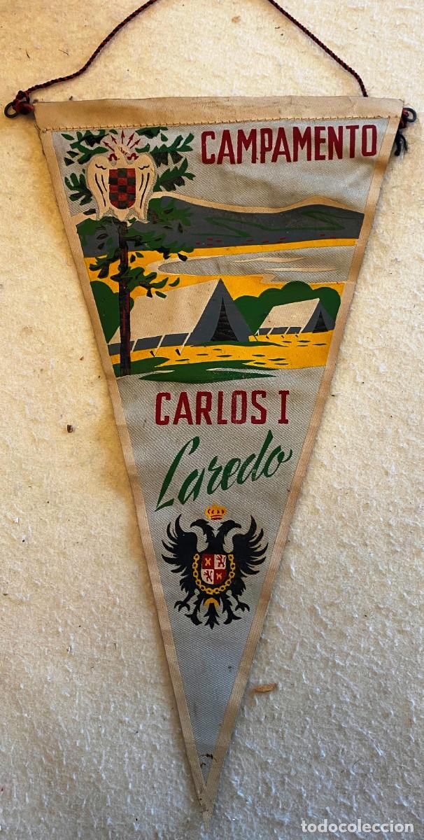 Militaria: ANTIGUO BANDERIN DEL CAMPAMENTO DEL FRENTE DE JUVENTUDES, CARLOS I, DE LAREDO (CANTABRIA), MIDE 27 X