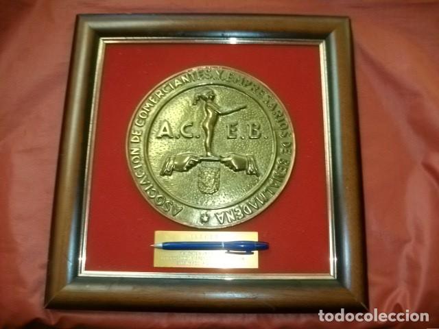 Militaria: PLACA DE BRONCE ENMARCADA DE LA ASOCIACI&Oacute;N DE COMERCIANTES Y EMPRESARIOS DE BENALM&Aacute;DENA