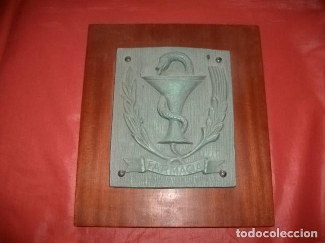 Militaria: METOPA MADERA Y PIEDRA CON EL ESCUDO DE FARMACIA (FARMAC&Eacute;UTICOS)