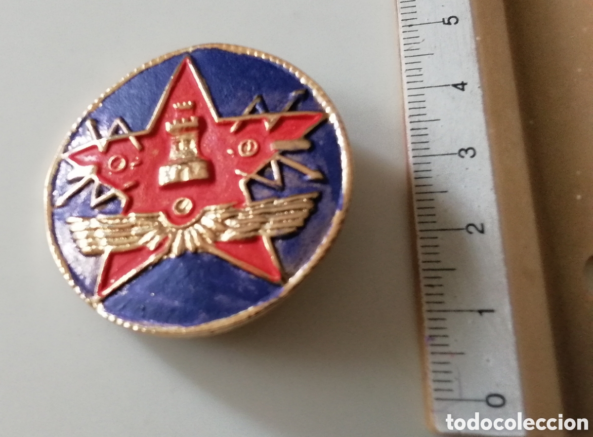 Militaria: PLACA DISTINTIVO DE TRANSMISIONES EJ&Eacute;RCITO POPULAR