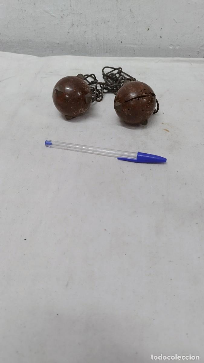 Military Antiques: Antiguas dos bolas de madera, reproducci&oacute;n mediaval.A tratar