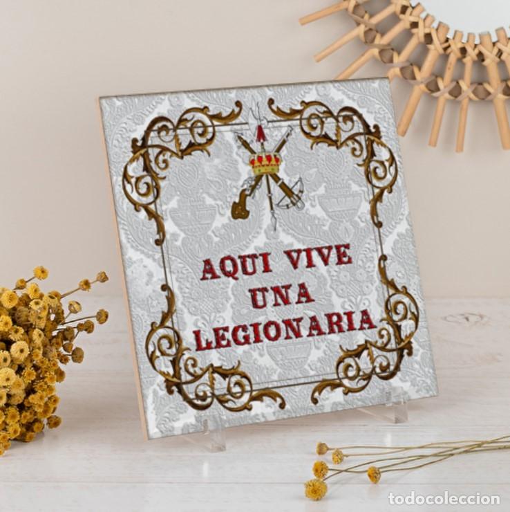 Militaria: Azulejo 20x20 cm con emblema de la Legi&oacute;n de Espa&ntilde;a y el texto &rdquo;Aqui vive una Legionaria&rdquo;