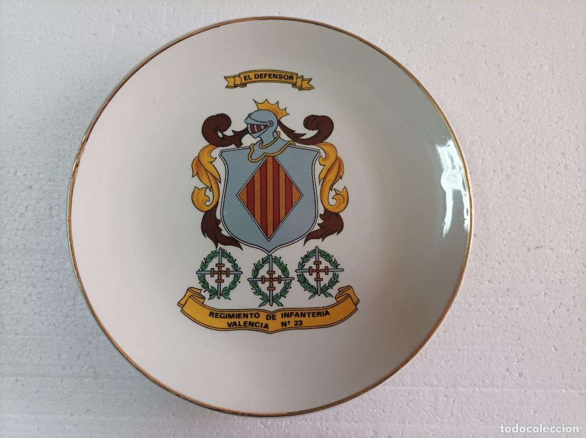 Militaria: Ejercito de Tierra. Plato ceramico de colgar. REGIMIENTO DE INFANTERIA VALENCIA N&ordm; 23 - EL DEFENSOR.