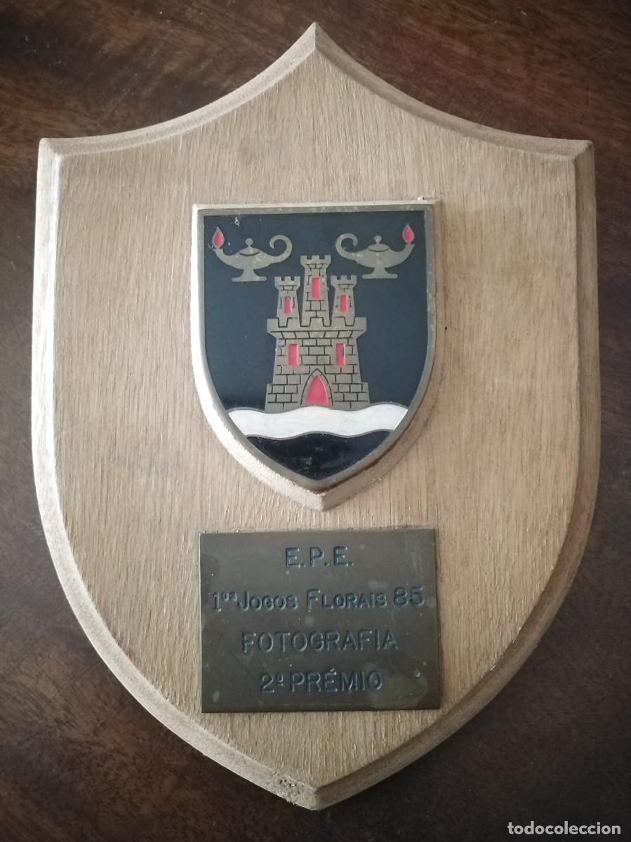 Militaria: Peque&ntilde;a metopa con escudo Regimiento Ej&eacute;rcito de Portugal. Premio de Fotograf&iacute;a.